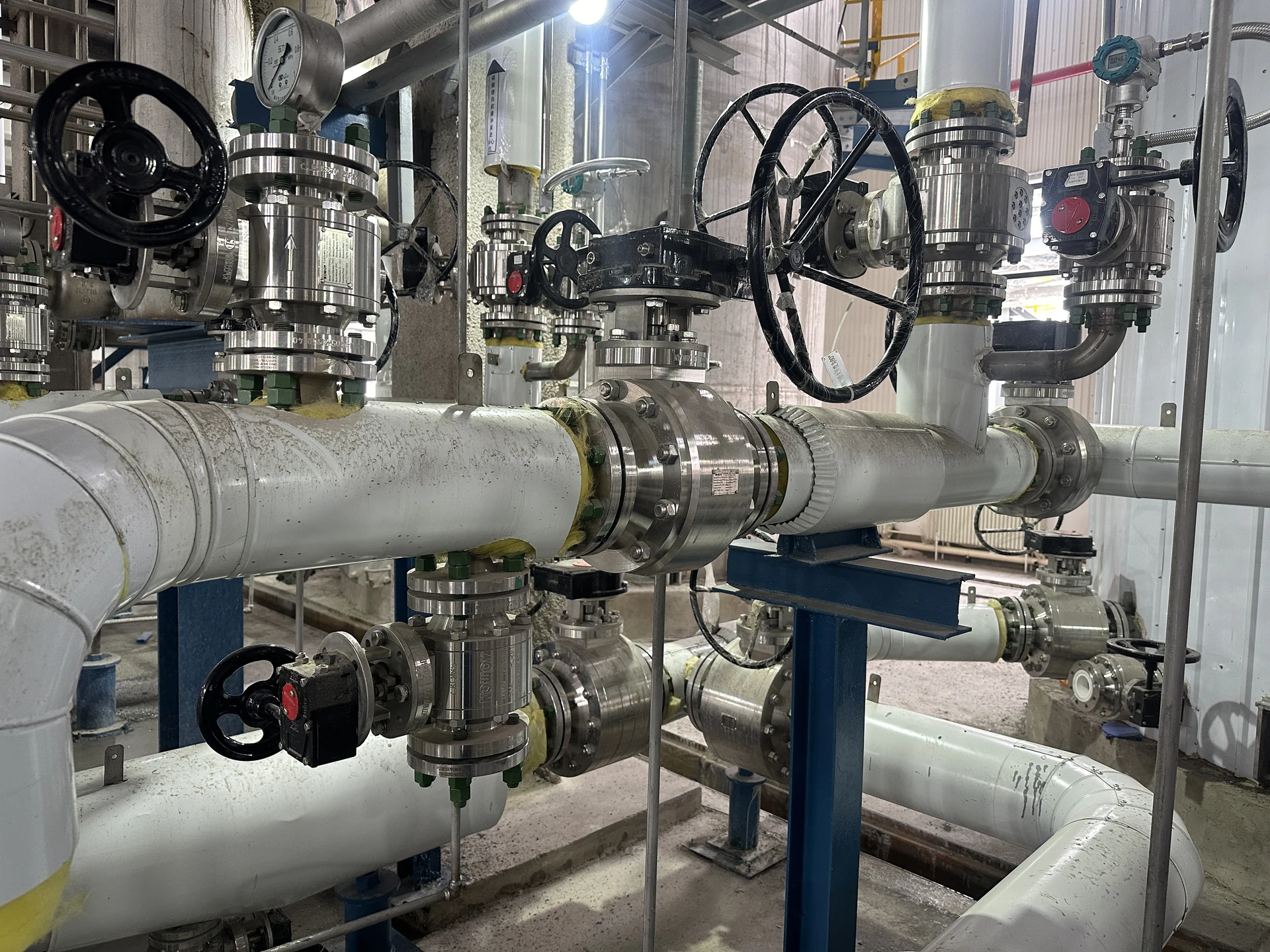 Manual and actuated valves across a lithium-processing pipework installation