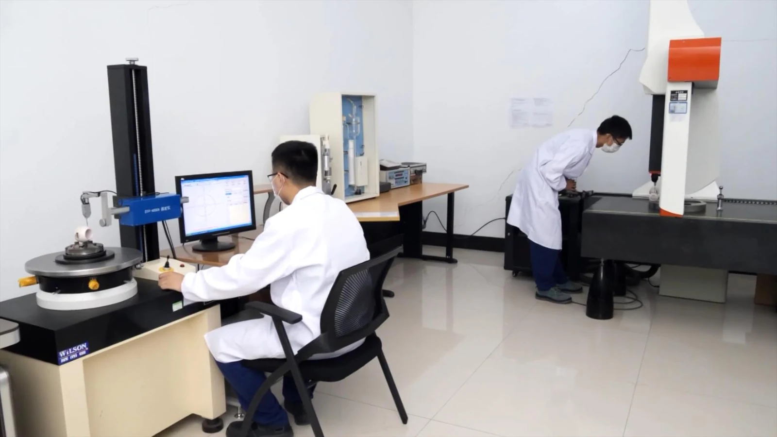 Dimensional inspection equipment in the KOWOV metrology room
